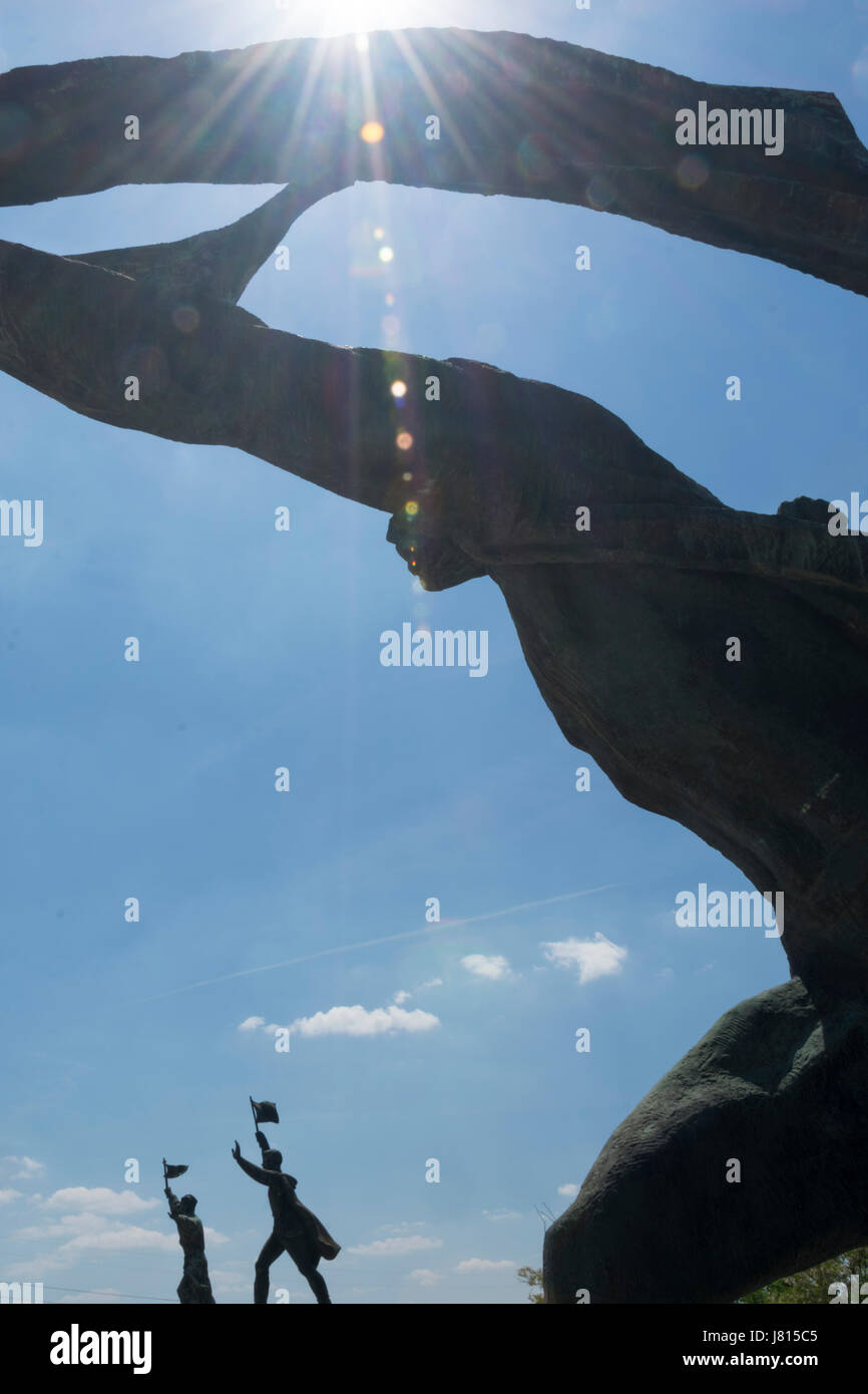 Memento Park, Budapest, Ungheria. Foto di retroilluminazione della Repubblica dei Consigli monumento, Foto Stock