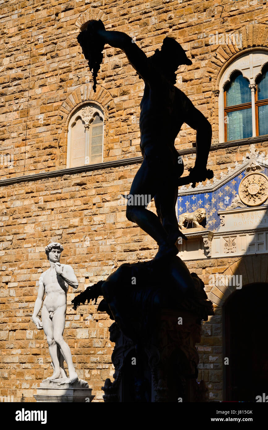 L'Italia, Toscana, Firenze, Piazza della Signoria, la replica della famosa statua di Davide di Michelangelo con silhouette della statua di Perseo. Foto Stock