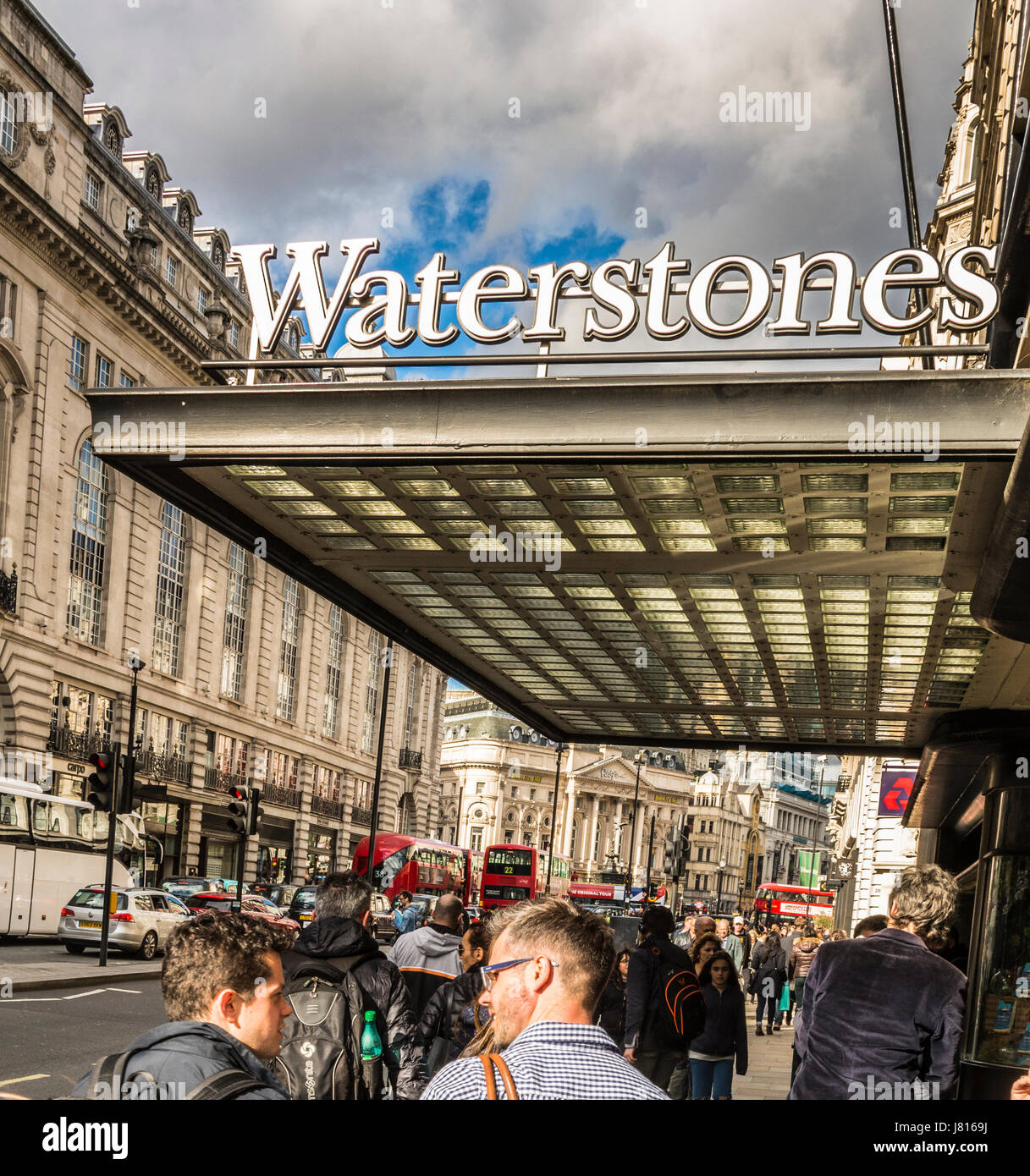 L'ingresso al Waterstones flagship store su Piccadilly, Londra, Regno Unito Foto Stock