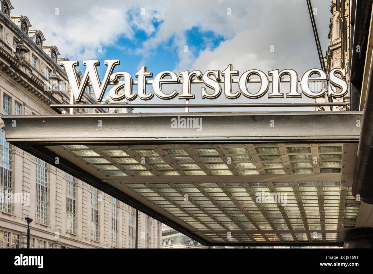 L'ingresso al Waterstones flagship store su Piccadilly, Londra, Regno Unito Foto Stock