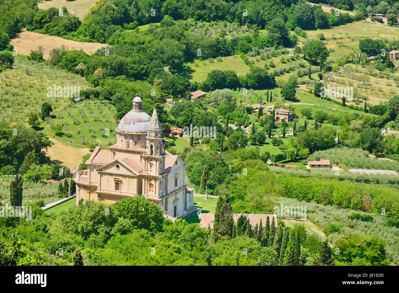 L'Italia, Toscana, Montepulciano, il Tempio di San Biagio Chiesa. Alta chiesa rinascimentale con tetto a cupola circondato da lussureggiante verde e ulivi. Foto Stock