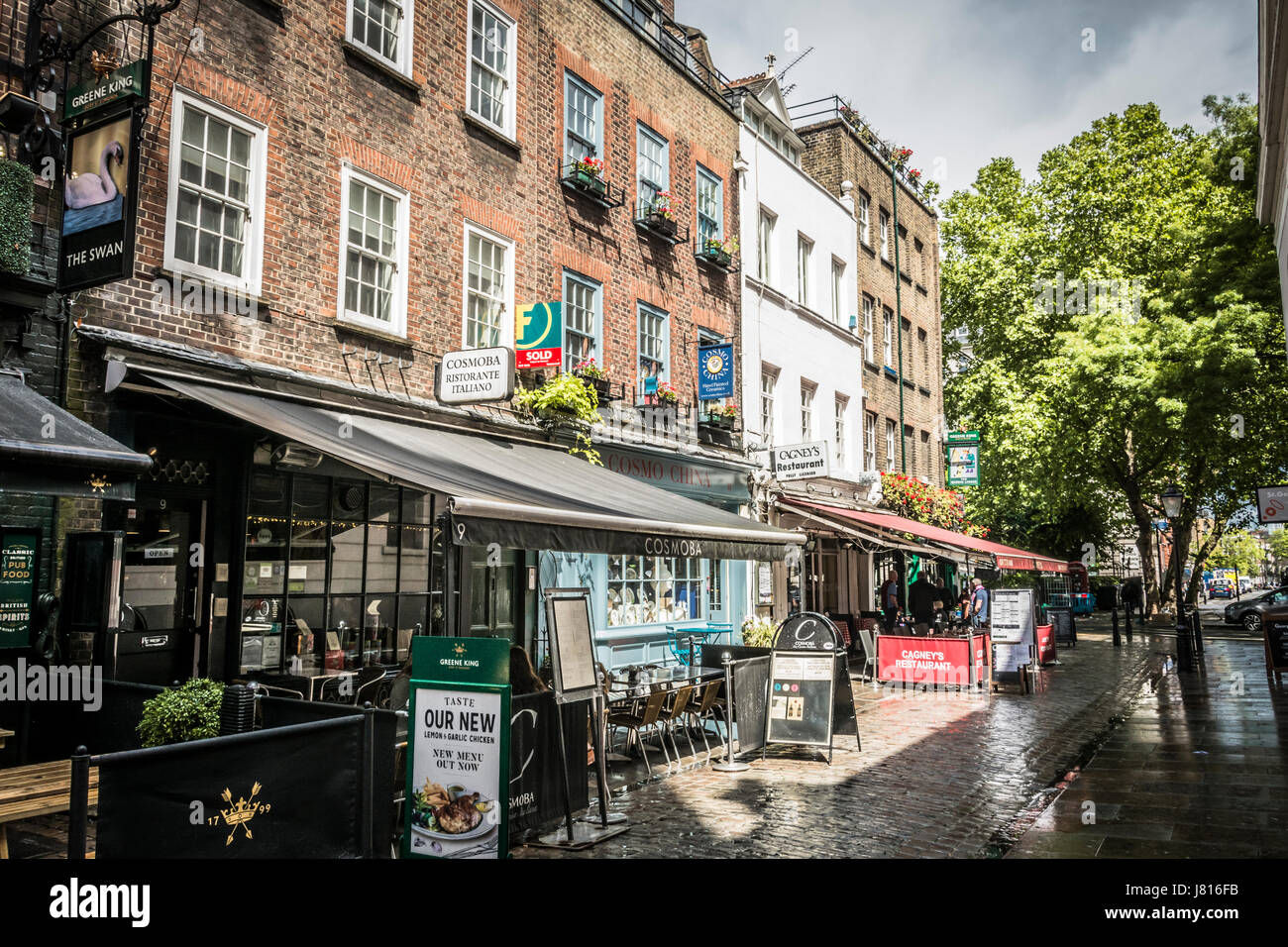 Una pioggia-imbevuta Cosmo Place, Bloomsbury, Londra, WC1, Regno Unito Foto Stock