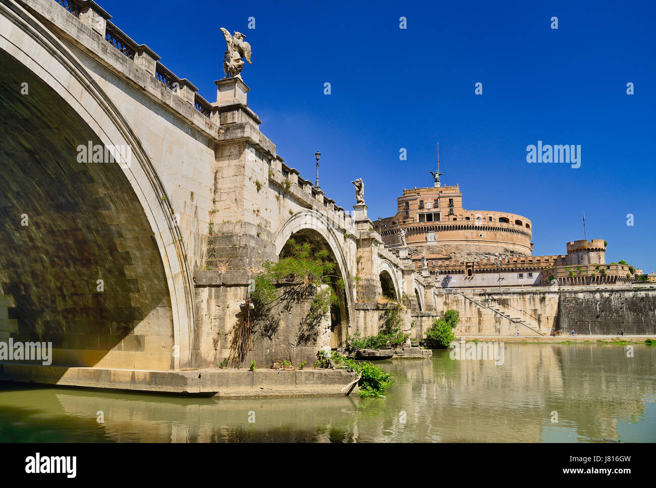 Italia, Roma, Castel Sant Angelo dal lungo le rive del fiume Tevere sotto il Pont Sant Angelo. Foto Stock