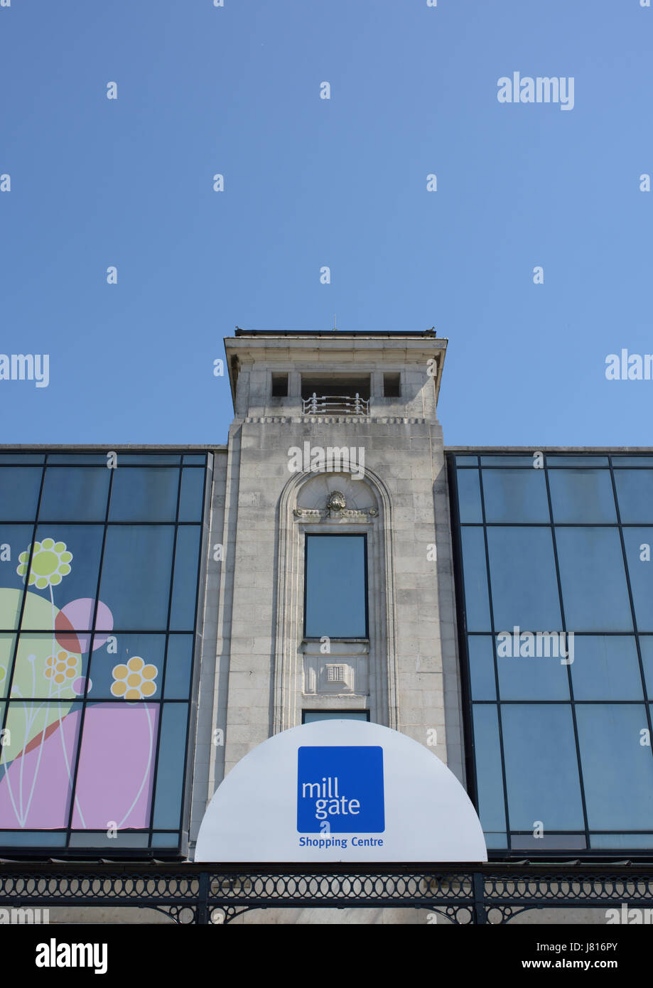 Mill gate centro commerciale torre in pietra calcarea e vetrate a specchio a bury lancashire regno unito Foto Stock