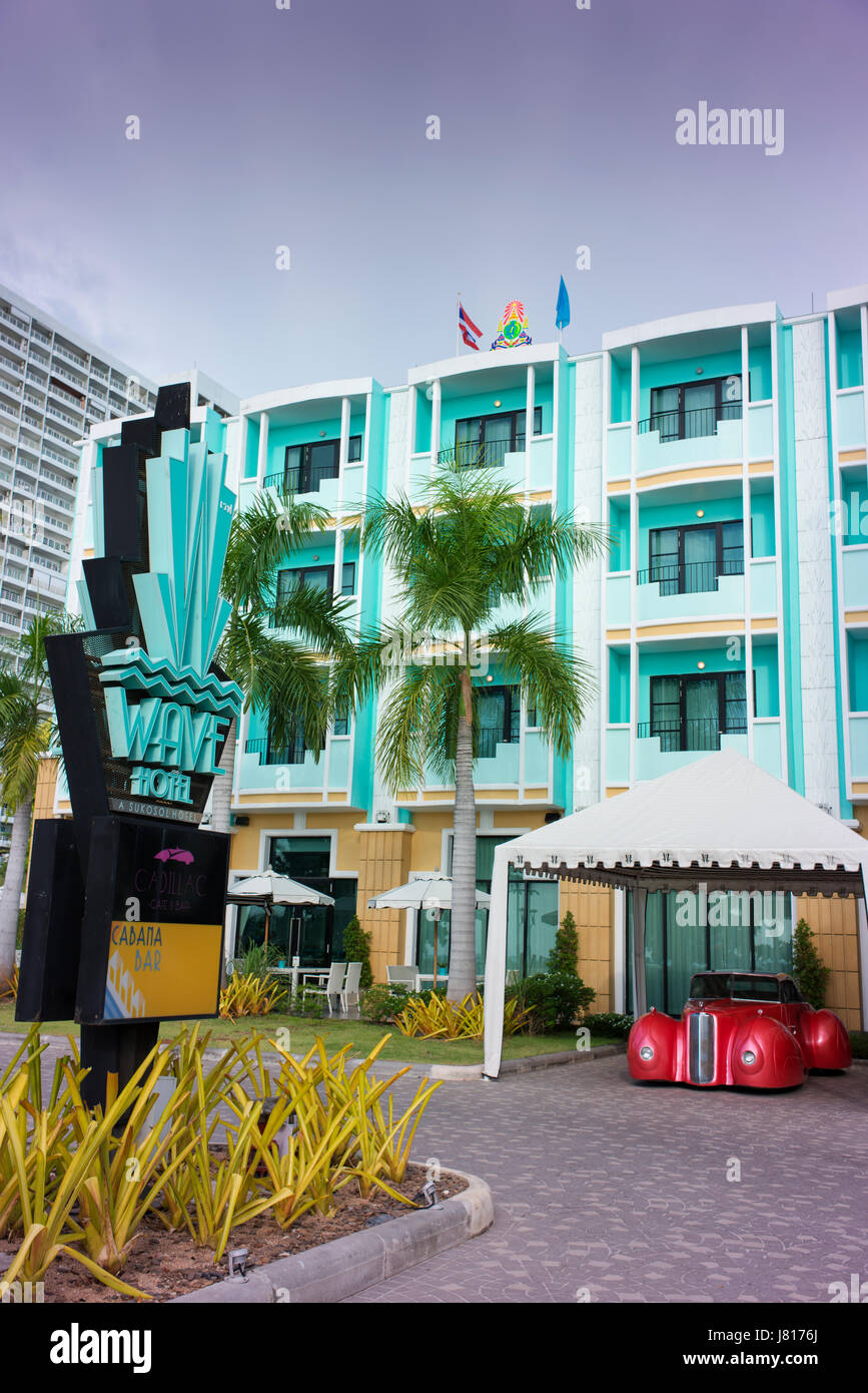 L'art deco-ispirato Wave Hotel a Pattaya è attraversata la strada dalla spiaggia. Foto Stock
