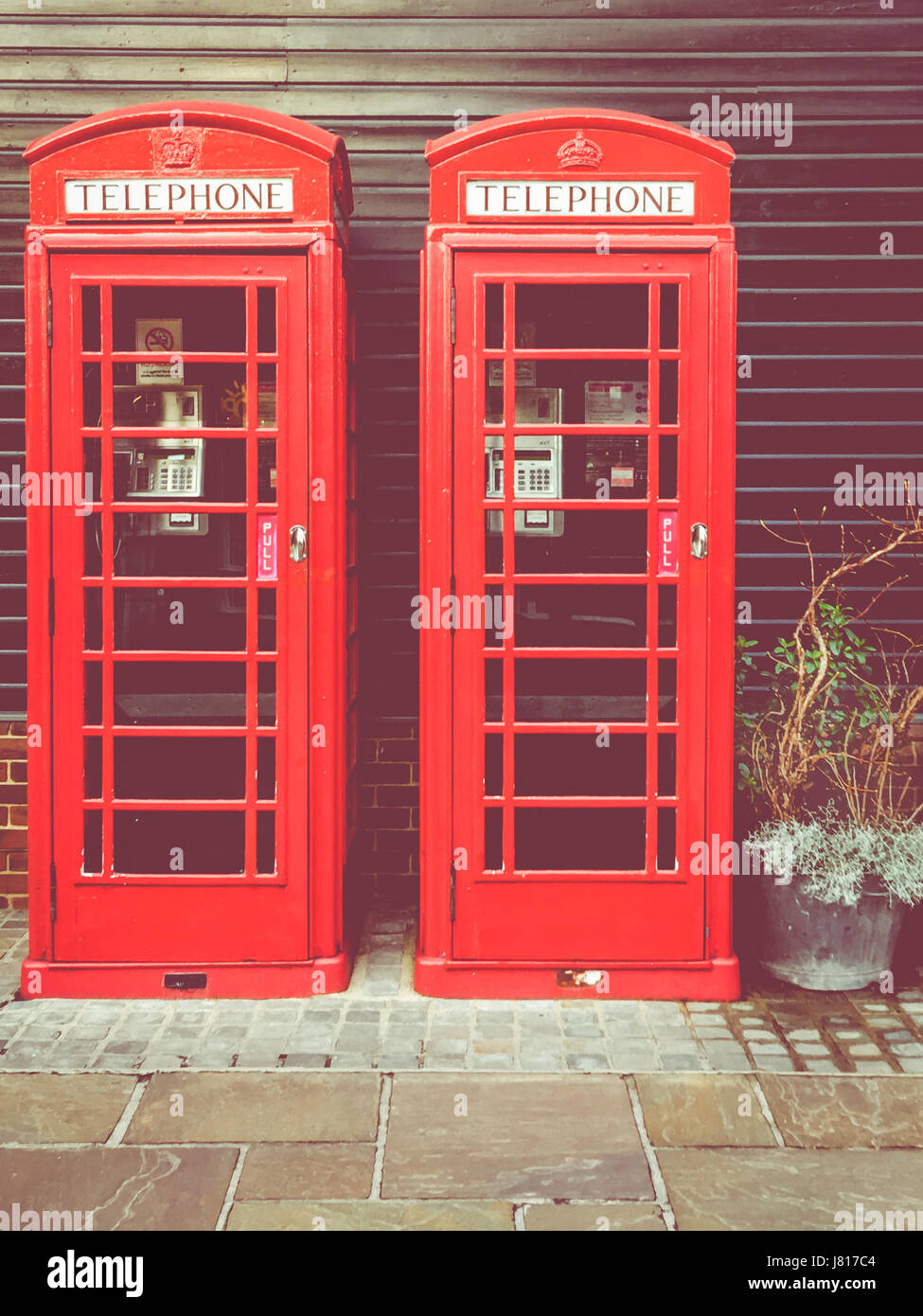 Iconico red britannico le cabine telefoniche a shopping outlet presso il Villaggio di Bicester. Foto Stock