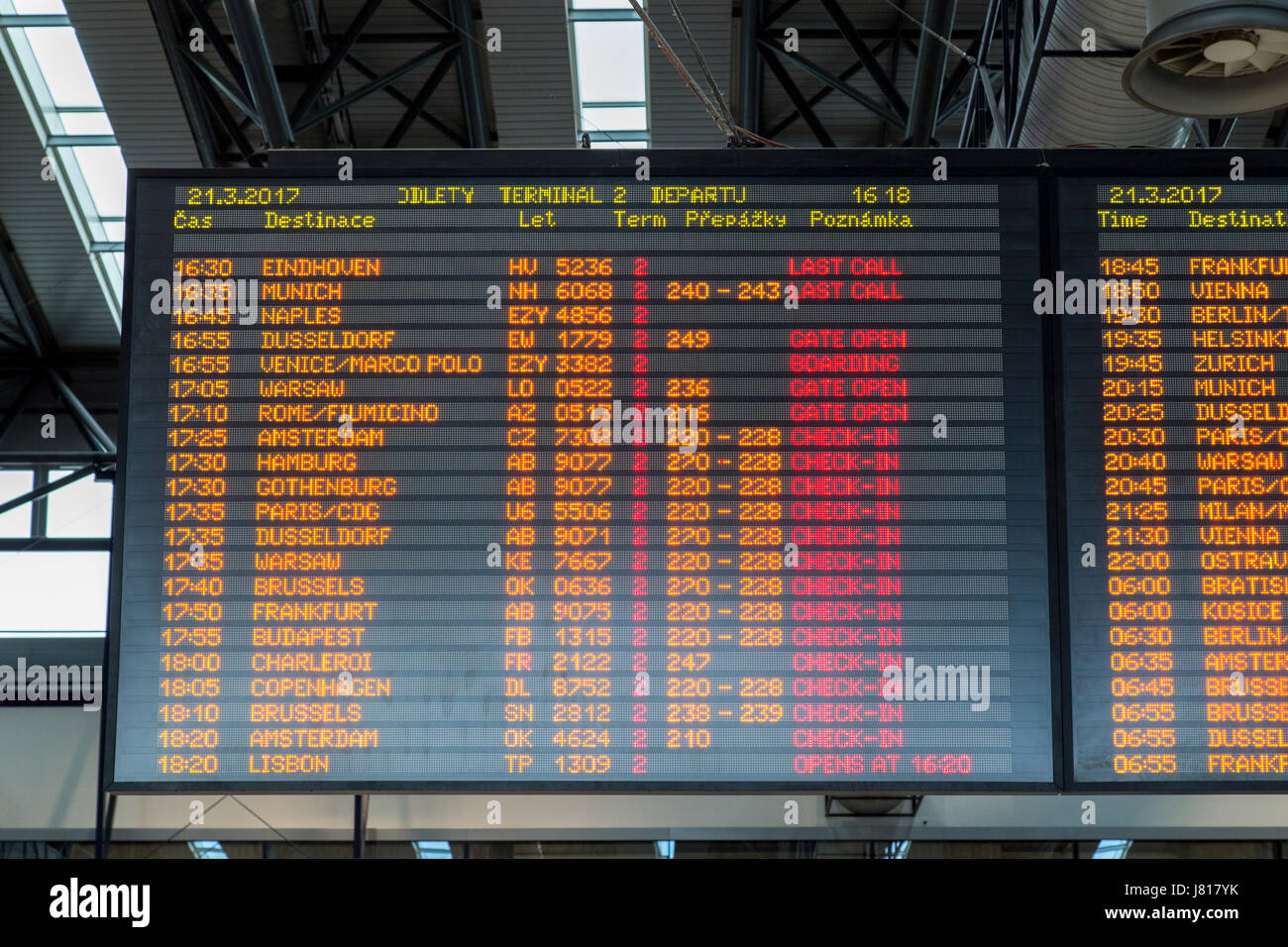 Praga, Repubblica Ceca - 21 Marzo 2017: le informazioni di volo pannello all'Aeroporto Internazionale di Praga Foto Stock