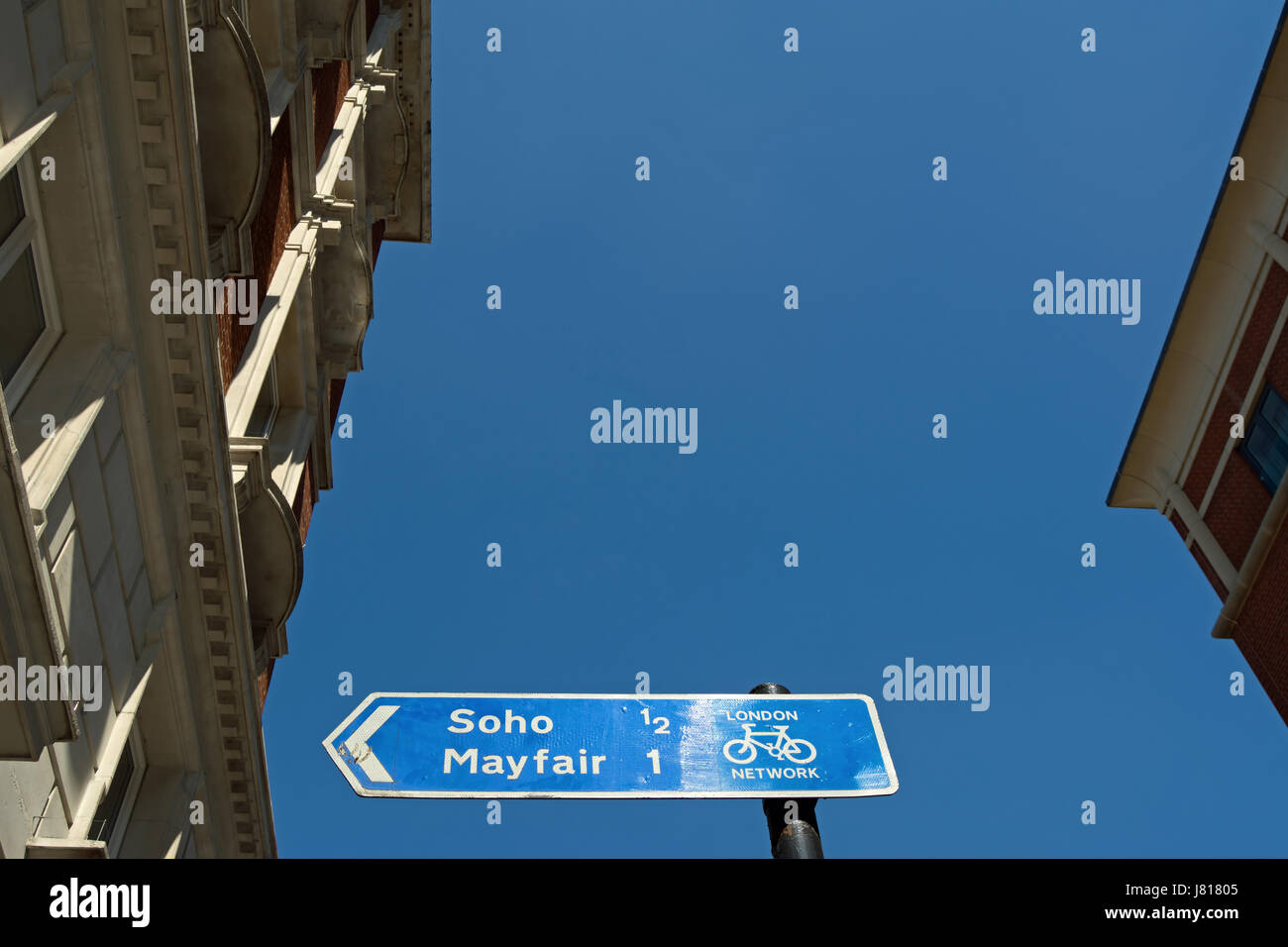 Londra ciclo di rete sign in Covent Garden di Londra, Inghilterra, dando senso e le distanze per soho e mayfair Foto Stock