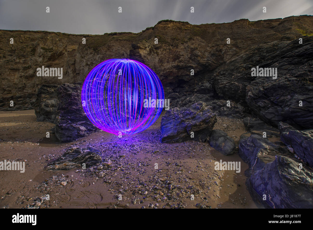 La pittura di luce Orb sulla spiaggia - Porthtowan, Cornwall, Regno Unito Foto Stock