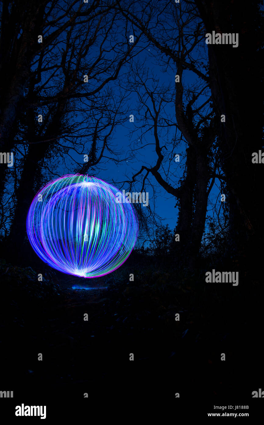 La pittura di luce orb nel bosco - Penryn, Cornwall, Regno Unito Foto Stock
