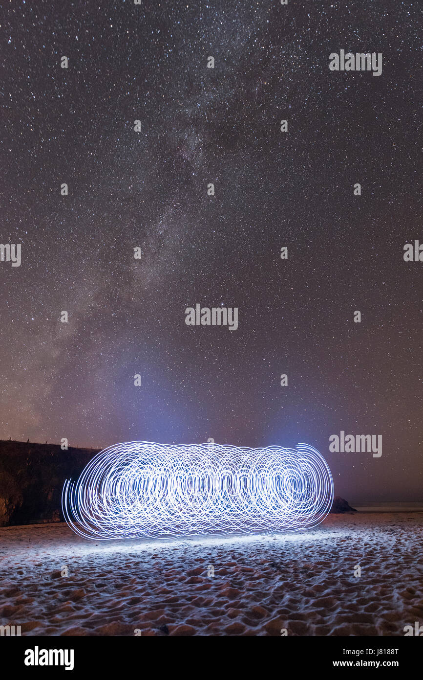 La pittura di luce sulla spiaggia - Holywell Bay, Regno Unito Foto Stock