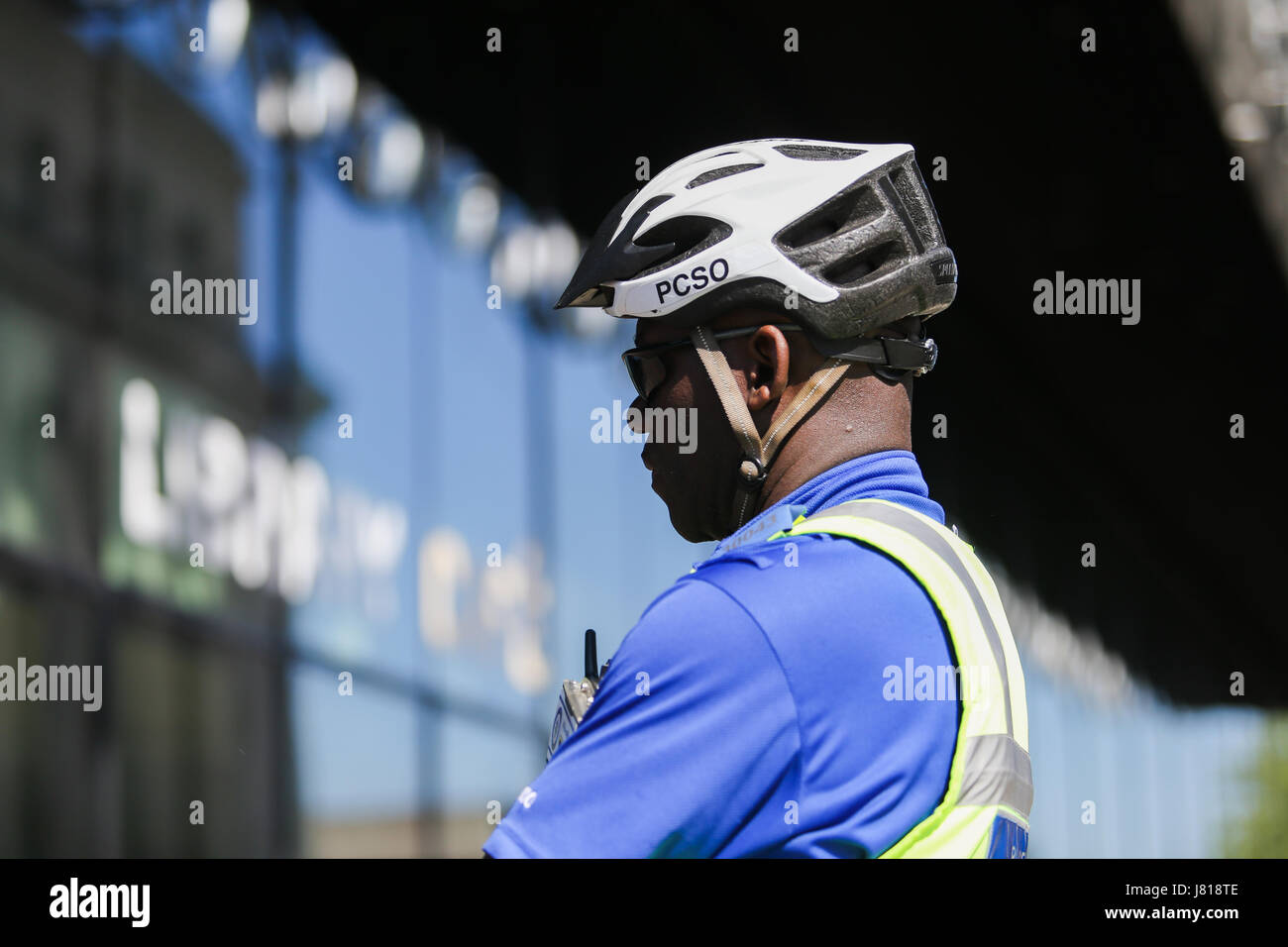 Polizia PCSO support officer indossando il casco del ciclo di servizio Foto Stock