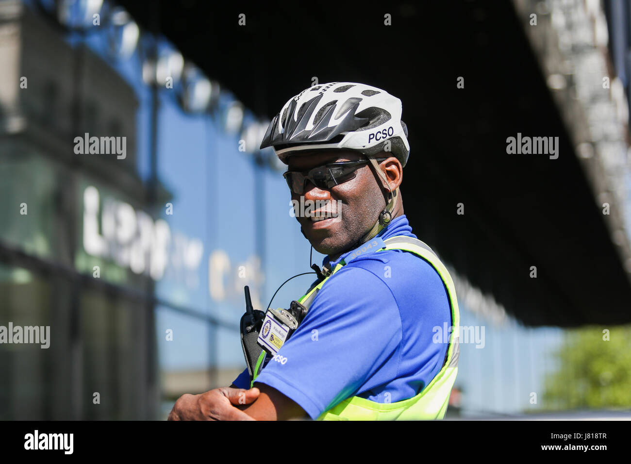 Polizia PCSO support officer indossando il casco del ciclo di servizio Foto Stock