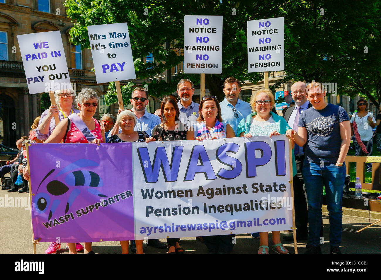 Glasgow, Regno Unito. 26 Maggio, 2017. Come parte di una giornata nazionale di dimostrazione dei membri della Scozia occidentale di gruppi di donne contro la pensione statale di disuguaglianza (WASPI) terrà un rally a George Square, Glasgow chiede a tutti i partiti politici ad un impegno ad essi relative alla pensione di disuguaglianza. Diverse centinaia di donne hanno marciato sebbene la città supportato da parte di politici di altoparlanti dal SNP, manodopera e il verde dei partiti politici, compresi Mhairi nero (SNP), Patrick Grady (SNP) e Patrick Harvey (verdi) Credito: Findlay/Alamy Live News Foto Stock