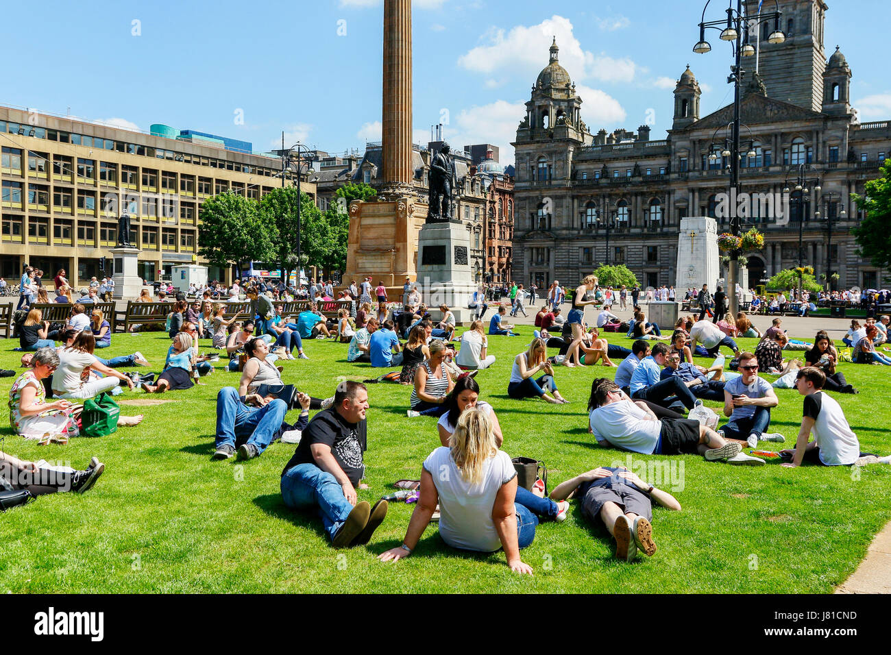 Glasgow, Scotland, Regno Unito. 26 Maggio, 2017. Come temperature Volate in alto 20 C è il popolo di Glasgow prendere il tempo per rilassarsi e fare un po' di pranzo e prendere il sole in George Square. Credito: Findlay/Alamy Live News Foto Stock