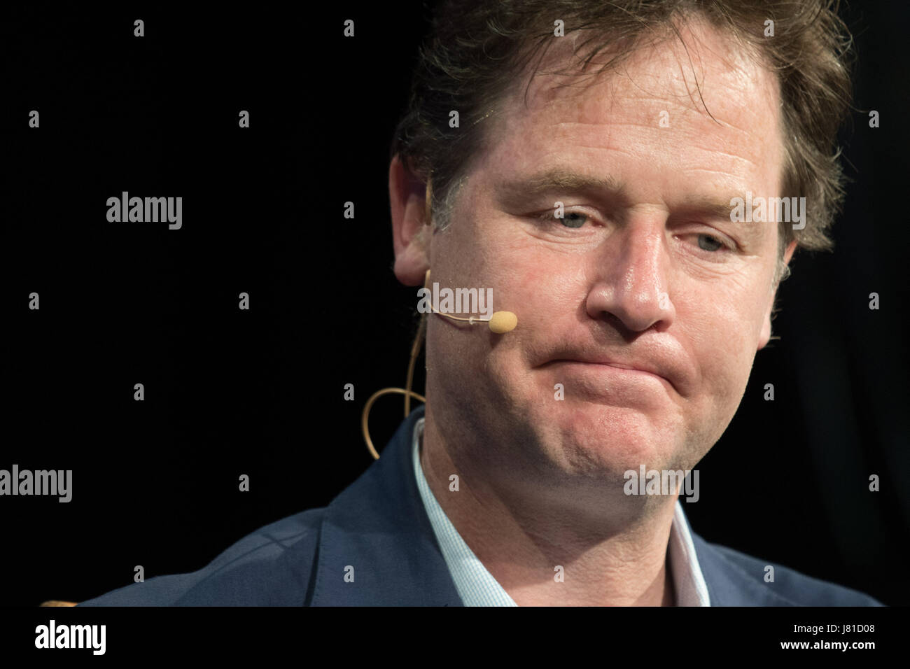 Hay on Wye, Wales UK, venerdì 26 maggio 2017. Ex Vice Primo Ministro Nick Clegg parlando del 2010-2015 coalizione di governo in occasione del Festival di fieno - che è questo yer che lo celebra il trentesimo anniversario. Temperature in molte parti del Regno Unito si raggiunge la più alta 20's centigradi oggi, prima thundery meteo rotoli da ovest per tutta la notte e domani mattina Credito: keith morris/Alamy Live News Foto Stock