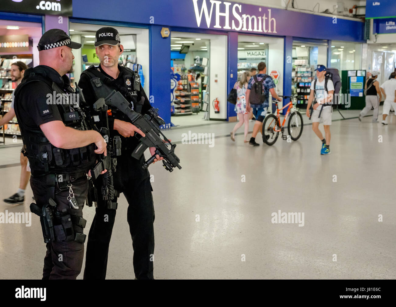 Armati di pattuglia di polizia Leeds City Stazione Ferroviaria. West Yorkshire. Regno Unito. 26 maggio 2017. Sulla scia degli attentati di Manchester, armati ufficiali dal Regno Unito del nucleare civile Constabulary (CNC) sono state implementate per il supporto locale di polizia armati nel nord dell'Inghilterra. Il ruolo abituale del CNC è di fornire forze di polizia armata e di sicurezza per il Regno Unito per i civili stabilimenti nucleari. Qui gli ufficiali CNC sono visto il pattugliamento con gli ufficiali della Polizia di West Yorkshire armi da fuoco Unità di supporto in corrispondenza di Leeds City stazione ferroviaria. Credito: Ian Wray/Alamy Live News Foto Stock