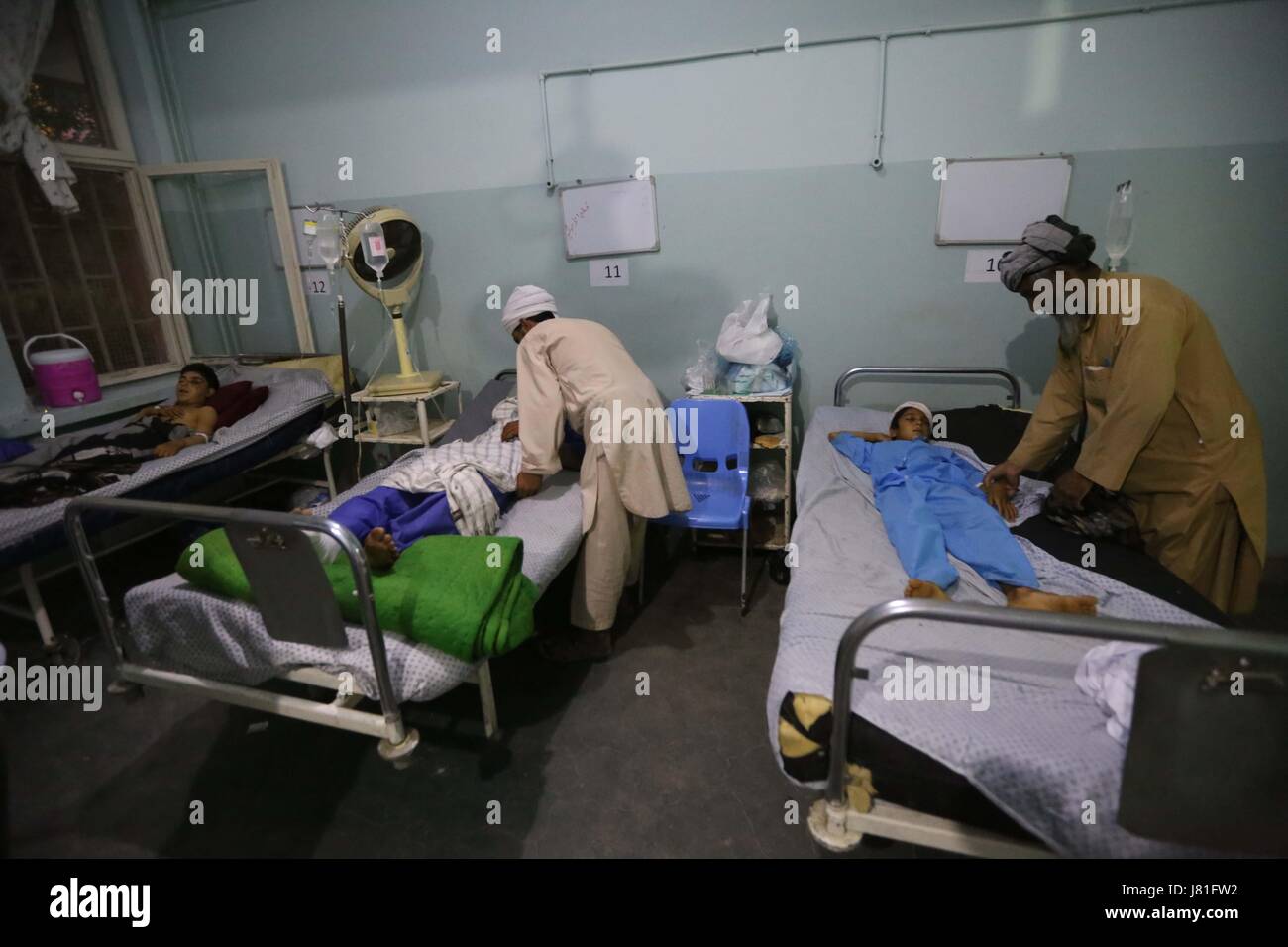 (170526) -- HERAT (Afghanistan), 26 maggio 2017 (Xinhua) -- i bambini feriti sono trattati a Herat ospedale regionale nell'Afghanistan occidentale, il 26 maggio 2017. Dieci civili sono stati uccisi e altri 6 feriti in una esplosione in Afghanistan occidentale della provincia di Herat venerdì, ha riferito i media locali Tolo News. (Xinhua/Rahmine) Foto Stock