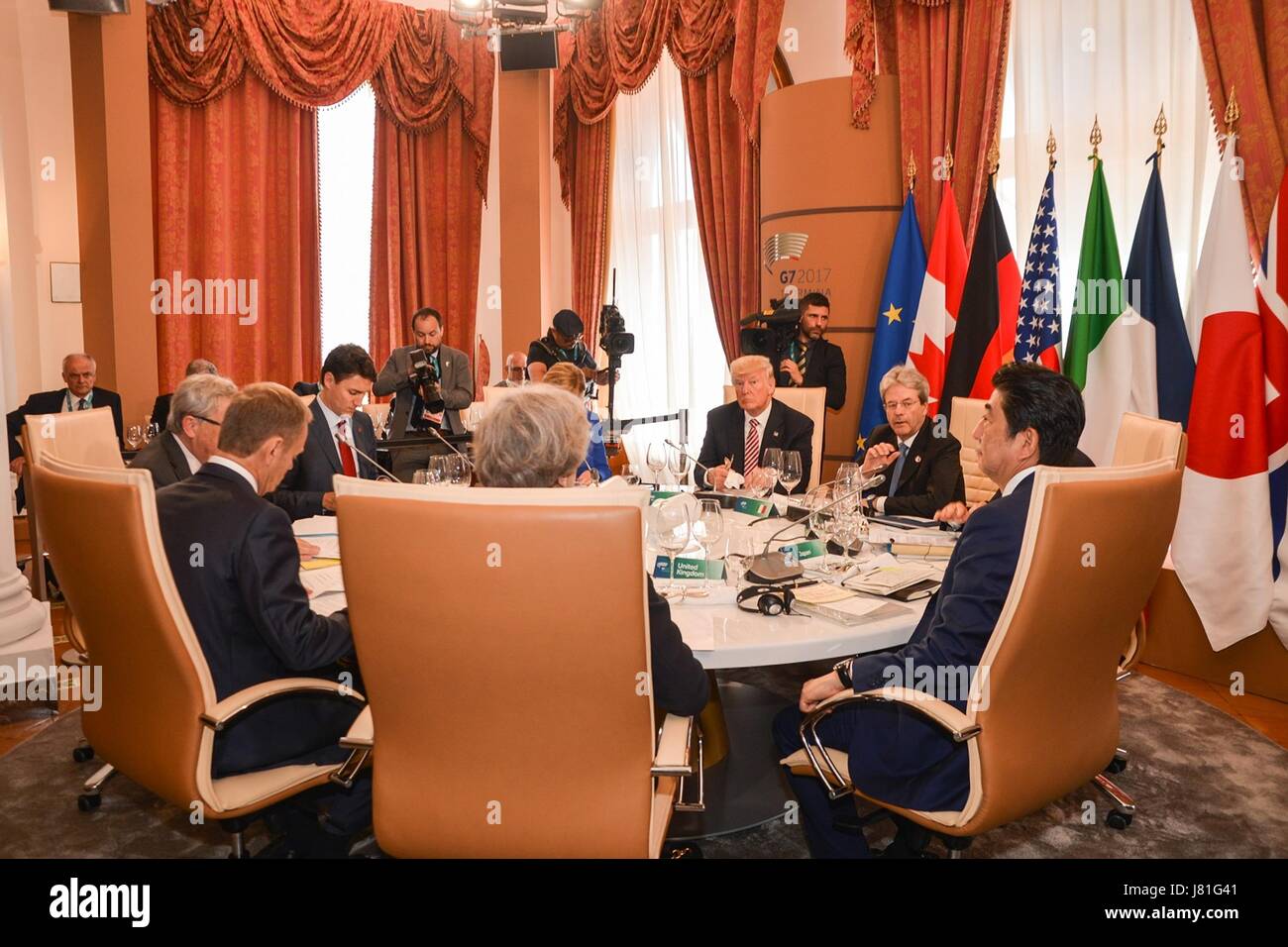 Taormina, Italia. 26 Maggio, 2017. I leader del mondo di tenere un pranzo di lavoro riunione durante il giorno di apertura del Vertice G7 Maggio 26, 2017 a Taormina, Italia. Seduti da sinistra a destra sono i seguenti: Presidente del Consiglio europeo Donald Tusk, Presidente della Commissione Europea Jean Claude Juncker, il primo ministro canadese Justin Trudeau, il Cancelliere tedesco Angela Merkel, U.S. Presidente Donald Trump, Primo Ministro italiano Paolo Gentiloni, presidente francese Emmanuel Macron, Primo Ministro giapponese Shinzo Abe, Primo Ministro britannico Theresa Maggio. Credito: Planetpix/Alamy Live News Foto Stock