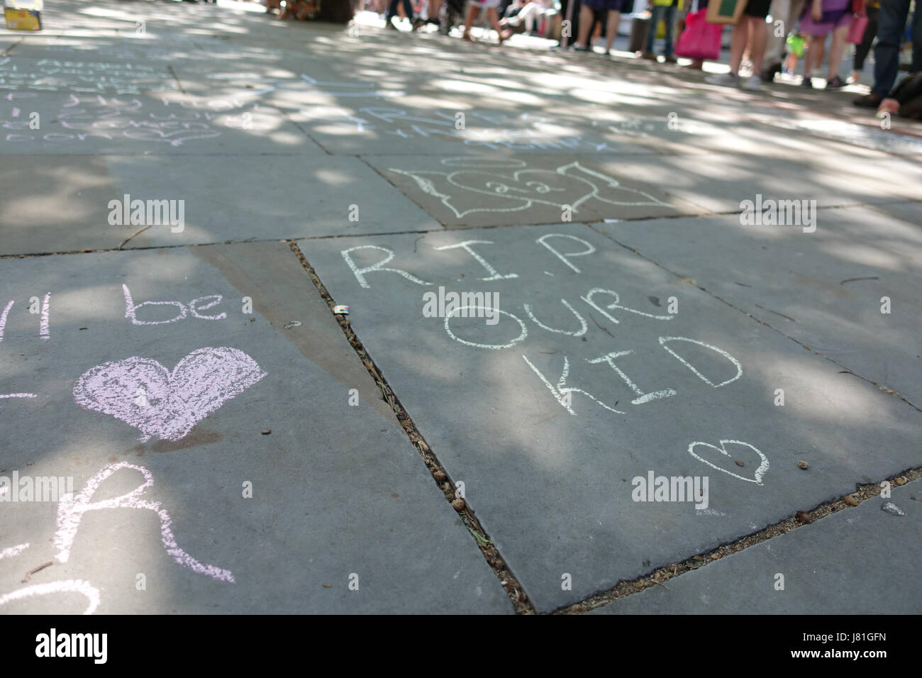 Omaggi al 22 vittime e la città di Manchester scritto sul marciapiede in St rna Square nel centro cittadino di Manchester come persone celebrare e tristi. Salman Abedi è esplosa una bomba suicidi e beleived è di essere parte di un libico terrore basato su cella. Foto Stock