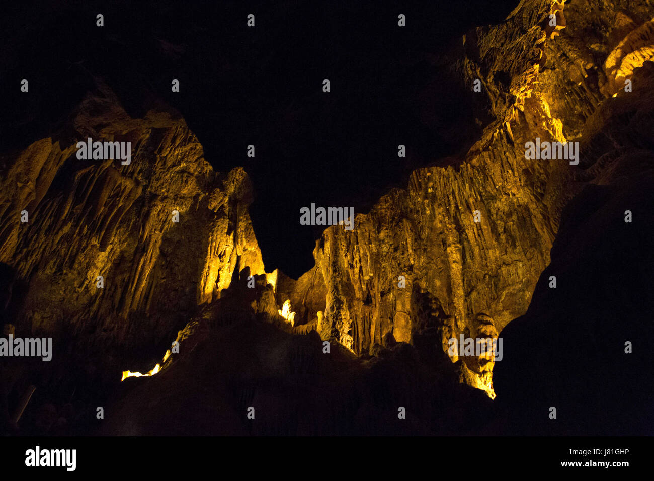 In Arizona, Stati Uniti d'America. 26 Maggio, 2017. Stati Uniti - 23 Maggio 2017 -, U.S. - Una serie di intricati grotte con basso appeso stalagmiti, alcuni come lungo come 15 piedi dentro il colosso Grotte di Vail, Arizona.it contiene circa 3,5 miglia (5,6 km) di passaggi mappati e fu scoperta da Solomon leccare nel 1879. Temperature in media il 70 Ã Â°F (21 Â°C) tutto l'anno.[1].La grotta è un'antica grotta carsica, classificati come ''Dry'' da guide (anche se questo non è un termine speleologic). Il significato di questo è che le sue formazioni sono completamente asciutti, o ''dead'', e non crescono. Colossale grotta fu utilizzata da 900 a 1450 ANNUNCIO Foto Stock