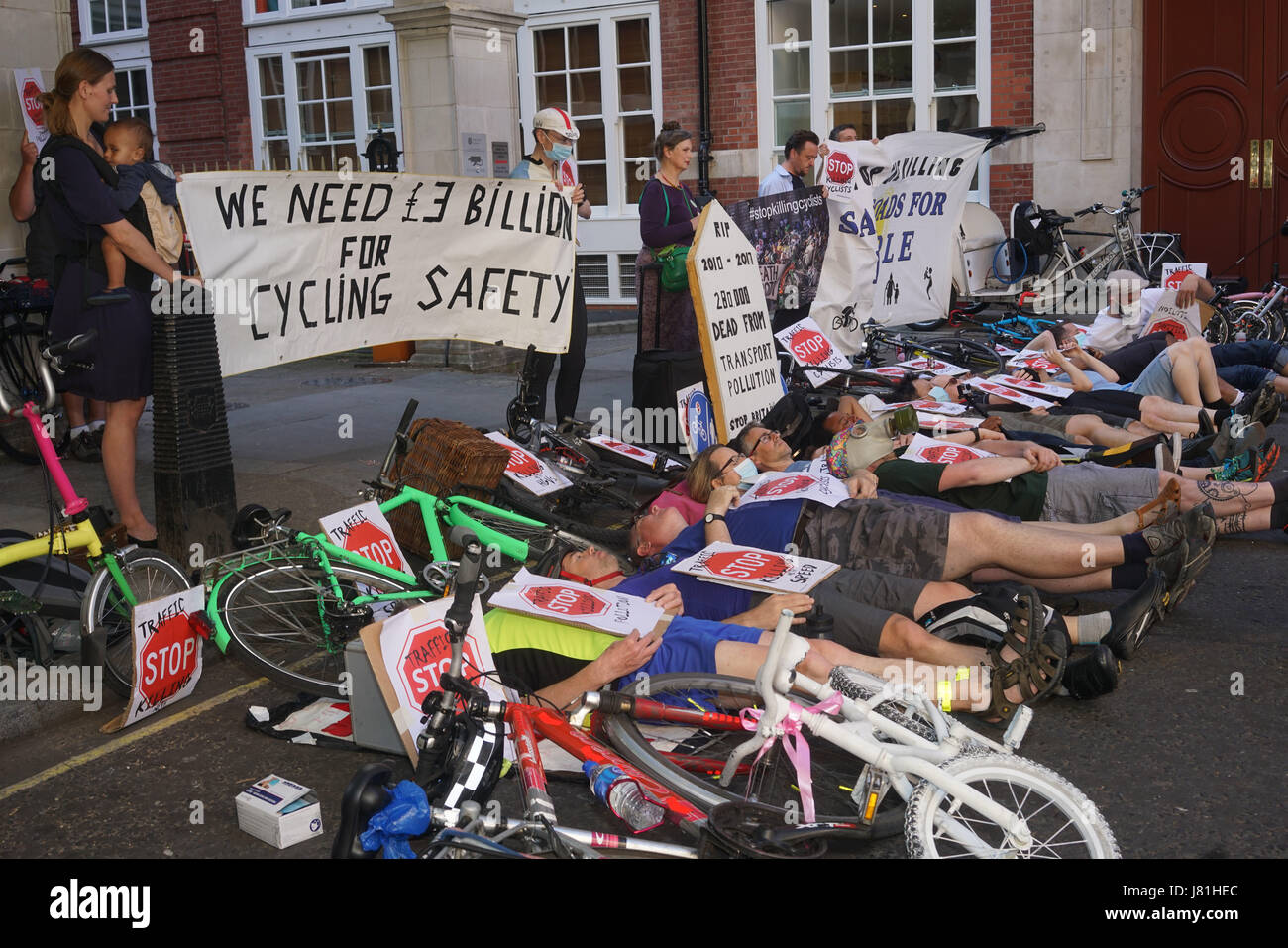 Londra,l'Inghilterra,UK. 26 maggio 2017. I ciclisti in possesso di una protesta di fronte al partito Tory HQ contro inquinamento/Bike veglia di sicurezza e Die-In fuori il Partito Tory HQ. Da vedere Li Credito: Vedere Li/Alamy Live News Foto Stock