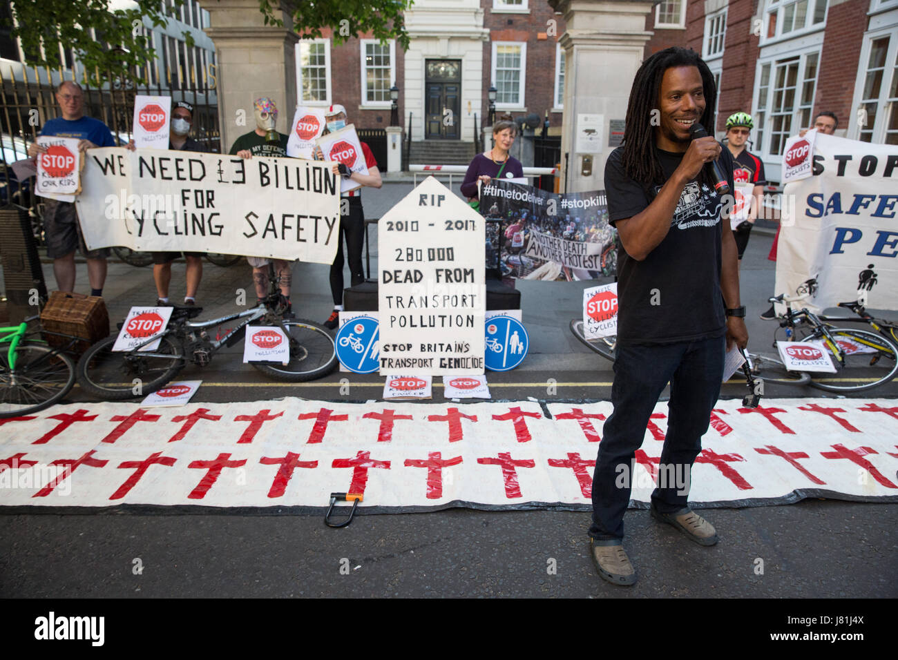 Londra, Regno Unito. 26 Maggio, 2017. John Williams ciclo indirizzi i sostenitori di sicurezza tenendo una veglia e die-in al di fuori della sede del Partito conservatore per contrassegnare la morte di circa 280.000 persone da in gran parte legate ai trasporti inquinamento atmosferico dal 2010. Gli attivisti sono stati chiede un impegno per aumentare gli investimenti in clean air protetto infrastruttura in bicicletta al 10% del bilancio di trasporto entro il 2020. Credito: Mark Kerrison/Alamy Live News Foto Stock