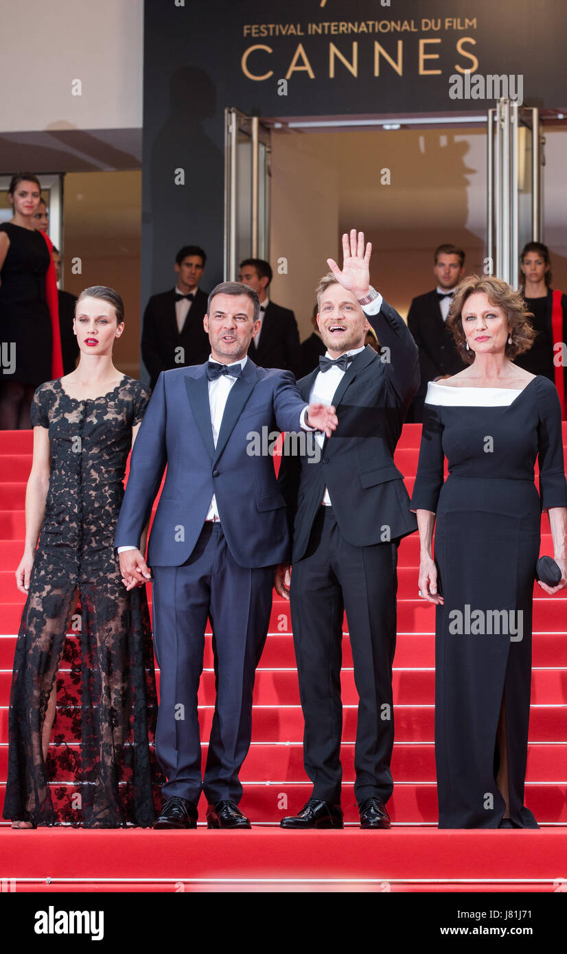 Cannes, Francia. 26 Maggio, 2017. (Da l a r) attrice francese Marine Vacth, direttore francese Francois ozono, attore belga Renier Jeremie e attrice britannica Jacqueline Bisset pone sul tappeto rosso per la proiezione del film "Amante doppio' durante il settantesimo Cannes Film Festival di Cannes, Francia, il 26 maggio 2017. Credito: Xu Jinquan/Xinhua/Alamy Live News Foto Stock