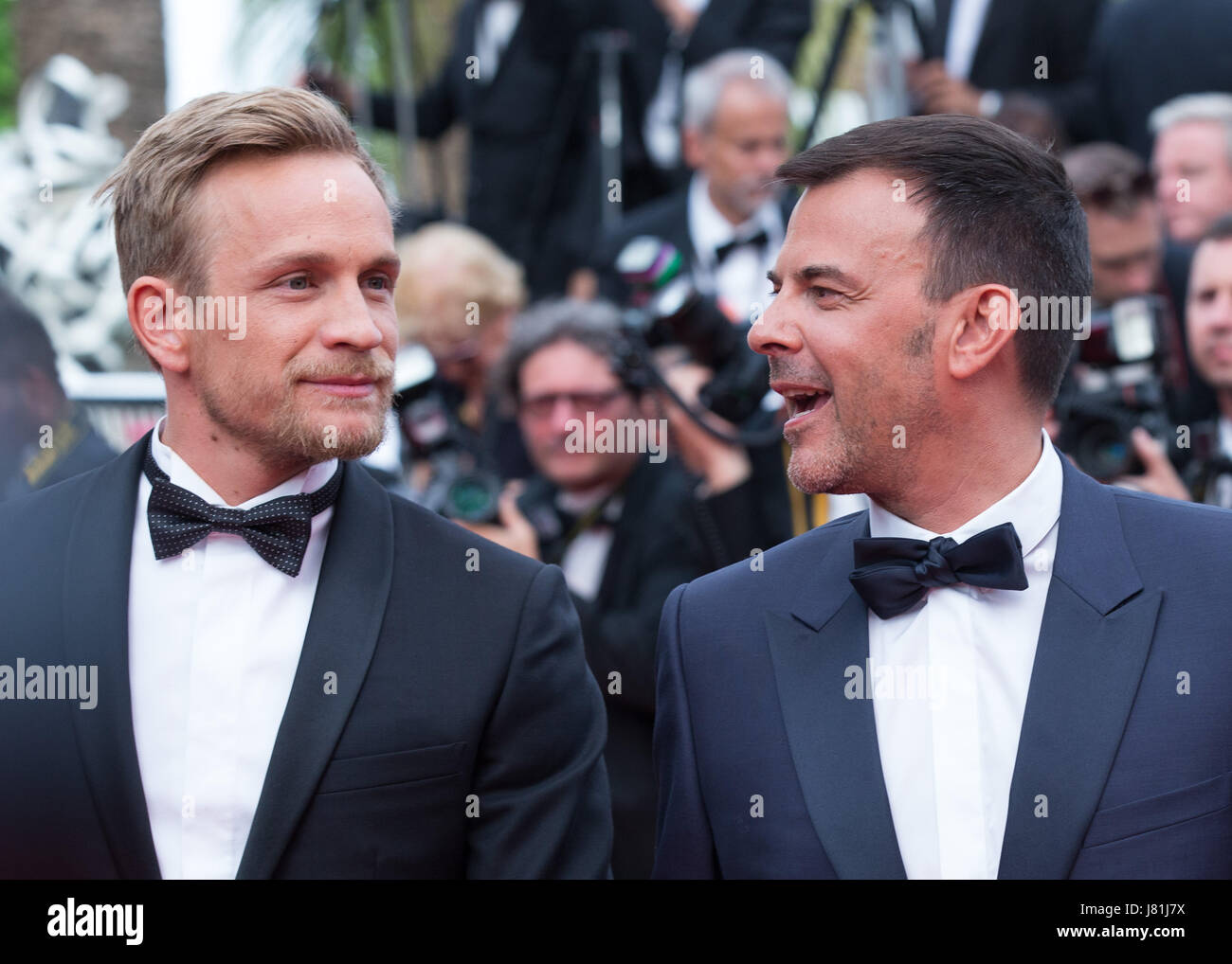 Cannes, Francia. 26 Maggio, 2017. Direttore francese Francois ozono (R) e attore belga Renier Jeremie pone sul tappeto rosso per la proiezione del film "Amante doppio' durante il settantesimo Cannes Film Festival di Cannes, Francia, il 26 maggio 2017. Credito: Xu Jinquan/Xinhua/Alamy Live News Foto Stock