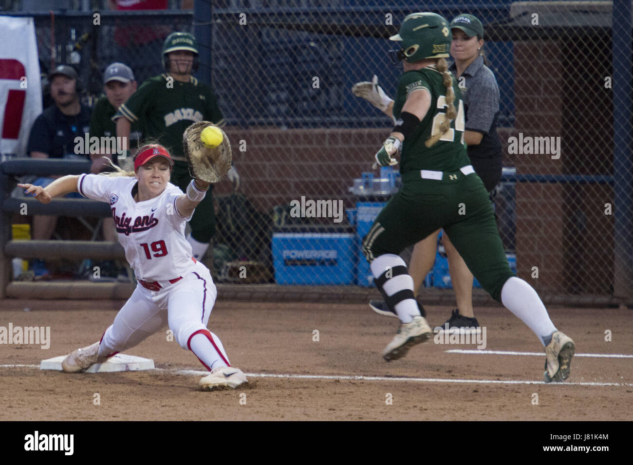 Tucson, Arizona, Stati Uniti. 26 Maggio, 2017. L'Arizona JESSIE HARPER (19) Si ritiene che le catture di gettare in un primo momento per un contro Baylor la Shelby McGlaun (24) durante il NCAA Collegio universitario femminile serie mondiale Super torneo regionale di Venerdì, 26 maggio 2017, a Rita Hillenbrand Memorial Stadium di Tucson, Arizona. Arizona ha vinto il gioco uno dei meglio di tre serie di videogiochi 3-2 contro Baylor del Super Regionals nel Collegio universitario femminile serie Mondiale. Credito: Jeff Brown/ZUMA filo/Alamy Live News Foto Stock