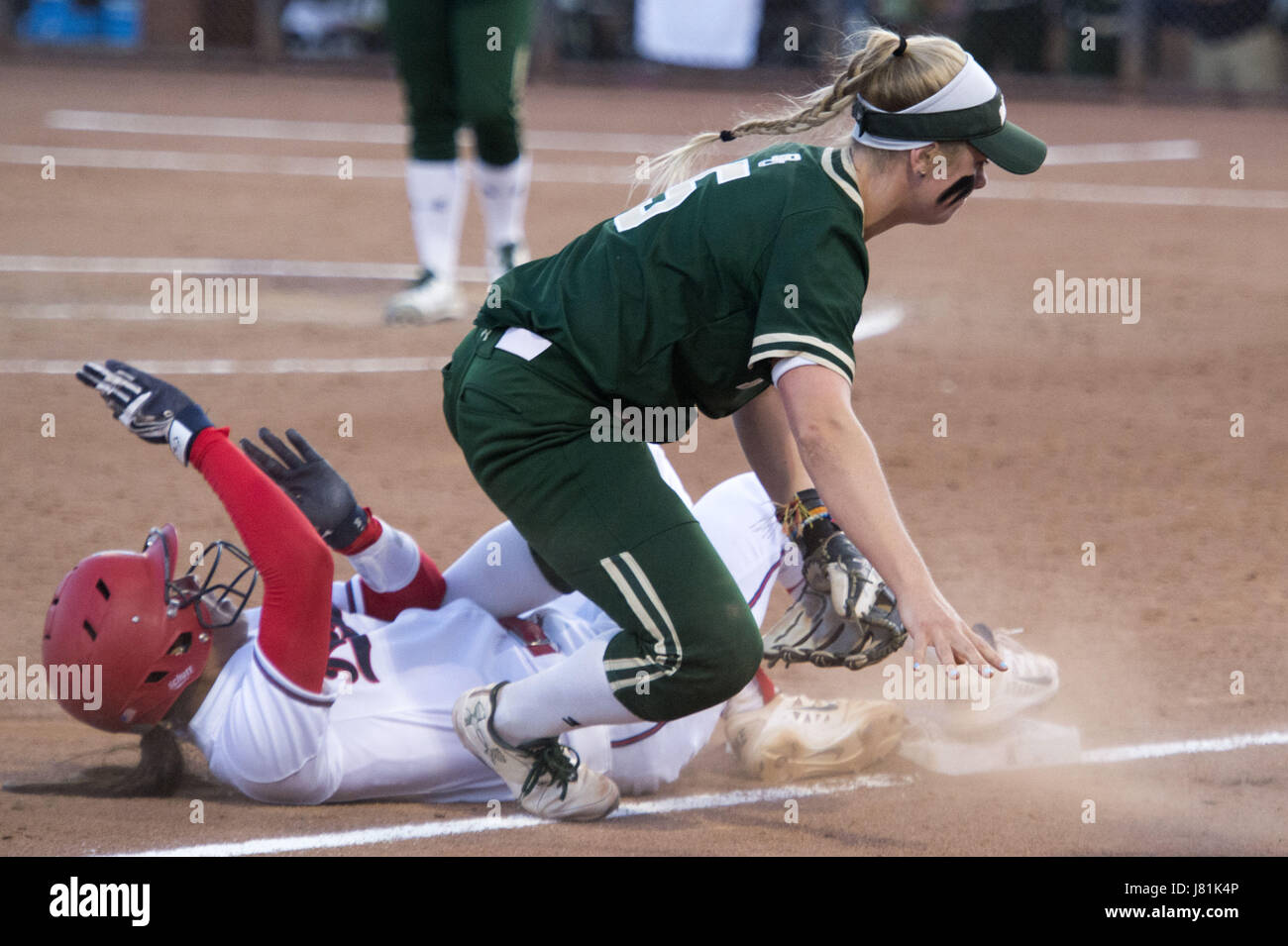 Tucson, Arizona, Stati Uniti. 26 Maggio, 2017. L'Arizona DEJAH MULIPOLA (8) scorre in terza base di collidere con il Baylor Caitlin Charlton (5) sicura durante il NCAA Collegio universitario femminile serie mondiale Super torneo regionale di Venerdì, 26 maggio 2017, a Rita Hillenbrand Memorial Stadium di Tucson, Arizona. Arizona ha vinto il gioco uno dei meglio di tre serie di videogiochi 3-2 contro Baylor del Super Regionals nel Collegio universitario femminile serie Mondiale. Credito: Jeff Brown/ZUMA filo/Alamy Live News Foto Stock