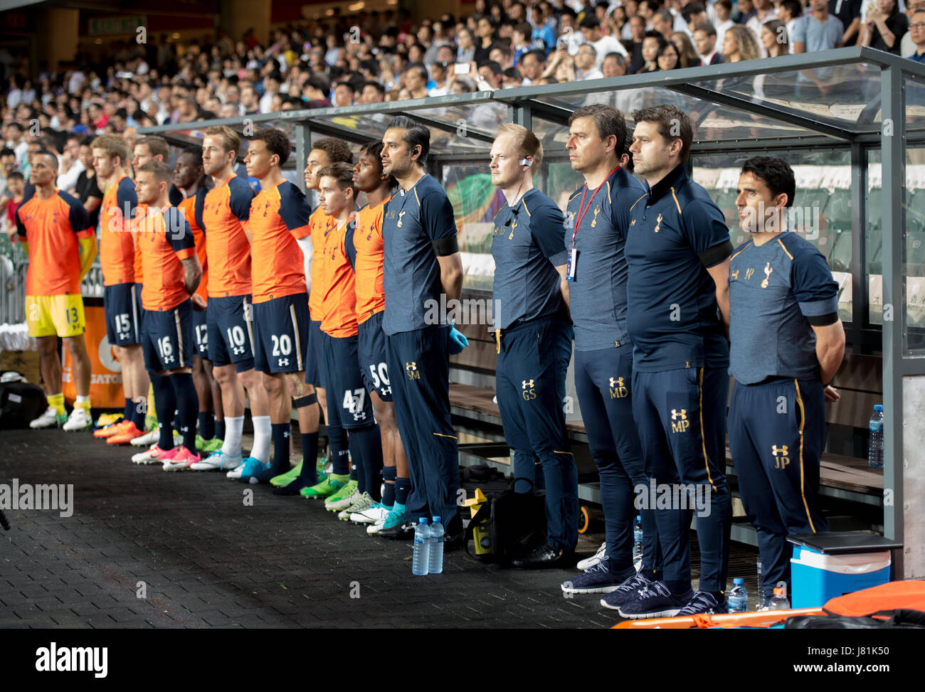 Hong Kong, Cina. 26 Maggio, 2017. Il Tottenham giocatori e funzionari, di osservare un minuto di silenzio prima dell'inizio del Tottenham Hotspur vs Kitchee friendly partita di calcio a Hong Kong Stadium. Kitchee football club sono il 2016-7 Hong Kong Premier League e campionato asiatico 2017 vincitori. Credito: Jayne Russell/Alamy Live News Foto Stock