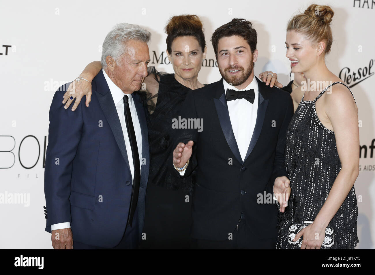 Dustin Hoffman, Lisa Hoffman, Jake Hoffman e valutazione che frequentano l'amfAR's 24th Cinema contro Aids Gala durante il settantesimo Cannes Film Festival a Hotel du Cap-Eden-Roc in Antibes Maggio 25, 2017 | Verwendung weltweit/picture alliance Foto Stock