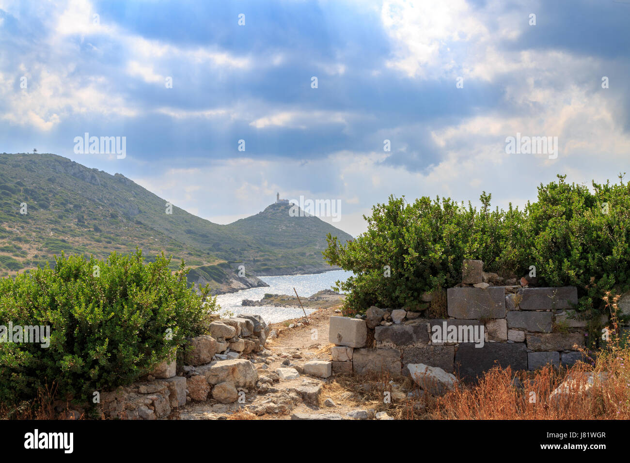 Faro tra città antica remmants in Knidos, Datca, Turchia Foto Stock