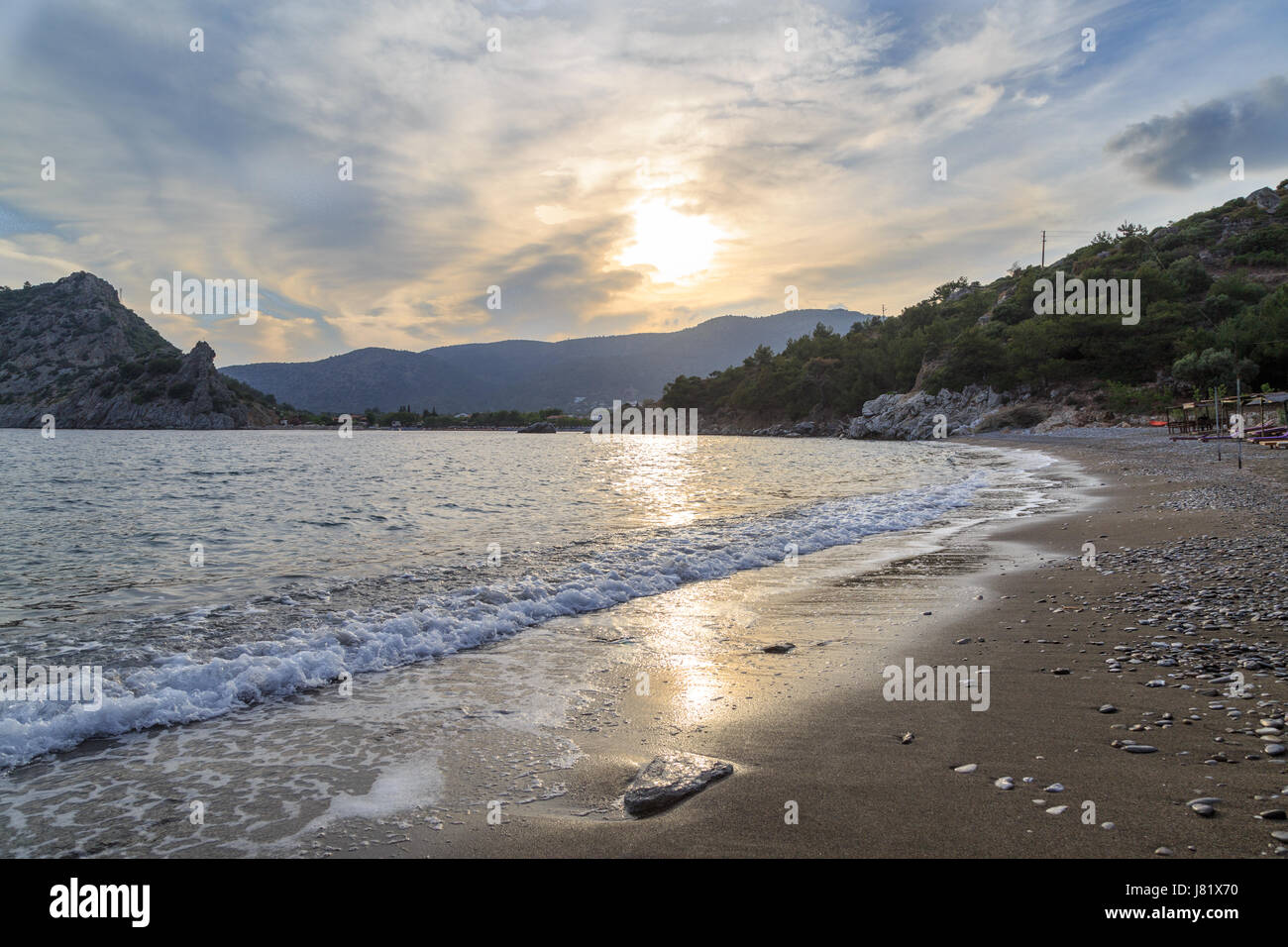 Spiaggia Kizilcabuk durante il tramonto in Datca, Turchia Foto Stock