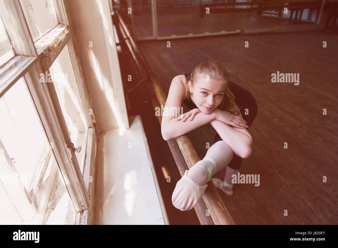 Femmina ballerina stiro a ballet barre. Top Shot. Foto Stock