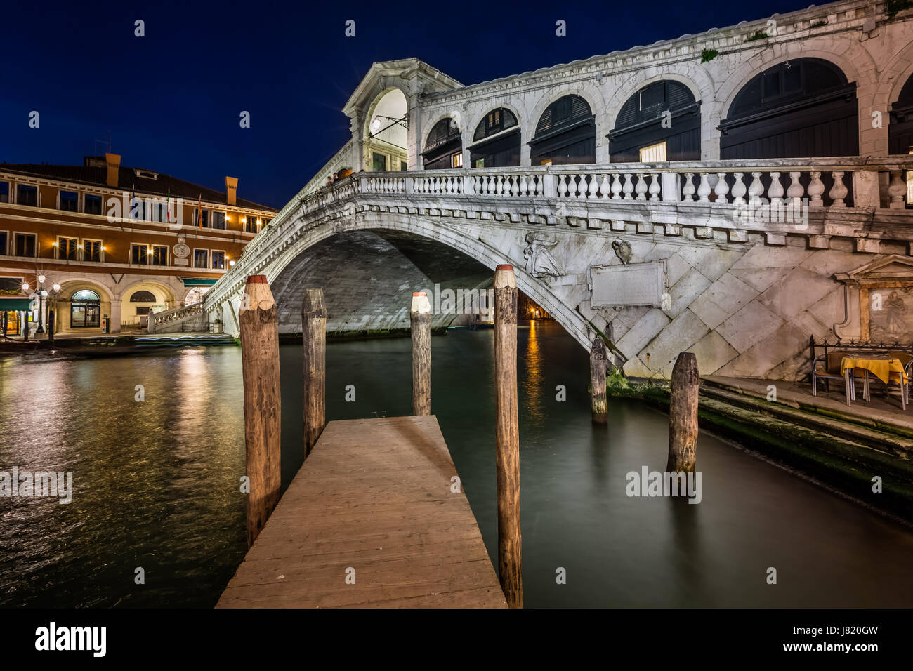 Il Ponte di Rialto e il Canal Grande di sera, Venezia, Italia Foto Stock