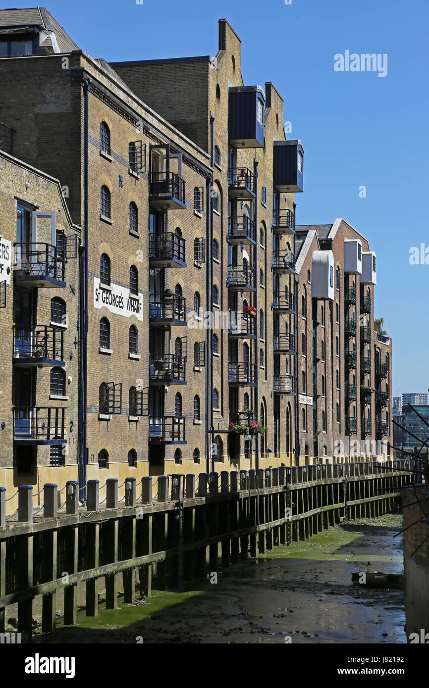 St Georges Wharf, un dock vittoriano off il fiume Tamigi in Bermondsey, Londra, Regno Unito. Magazzini ora convertiti in up-mercato uffici e appartamenti Foto Stock