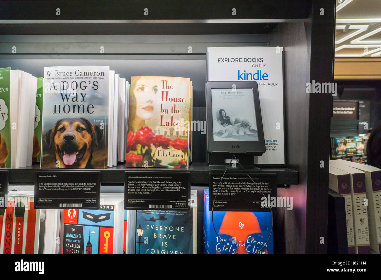 Kindle e-reader promozione nei nuovi libri nel Time Warner Center di New York il giorno di apertura, giovedì 25 maggio, 2017. Il 4000 piedi quadrati store è la società del settimo store e la sua prima nella città di New York. Il negozio ha una quantità limitata di libri curata da dati compilati sugli acquisti effettuati dai clienti su Amazon. Un altro negozio nella midtown è programmato per aprire entro la fine di quest'anno. (© Richard B. Levine) Foto Stock