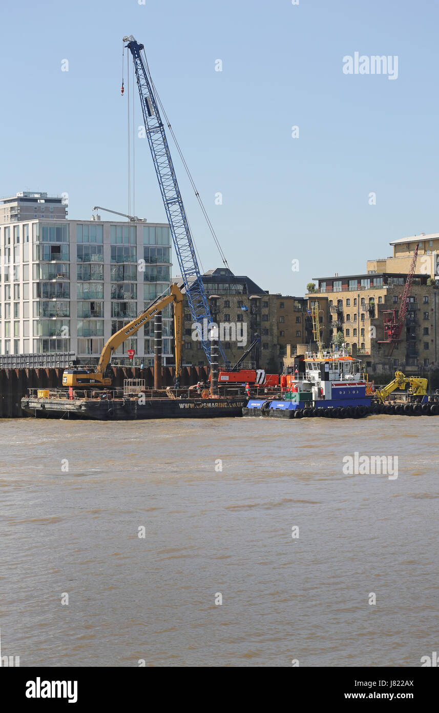 Riverside lavori di costruzione a camere Wharf sul Tamigi in Bermondsey, Londra, Regno Unito. Parte del Tamigi Tideway il progetto di tunnel. Foto Stock