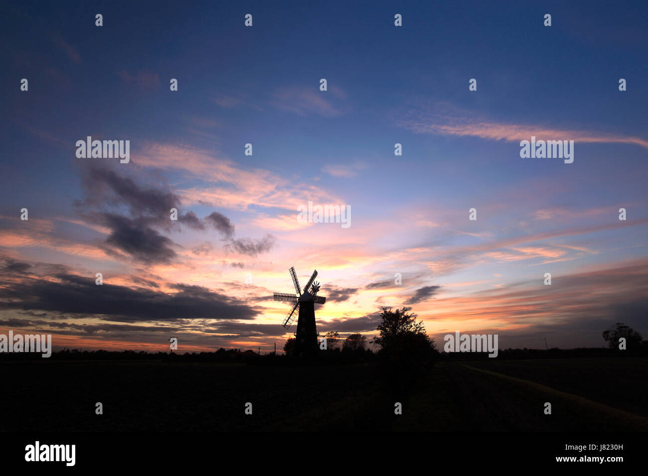 Sunset over Sibsey Trader Windmill Sibsey village, Lincolnshire County, England, Regno Unito Foto Stock