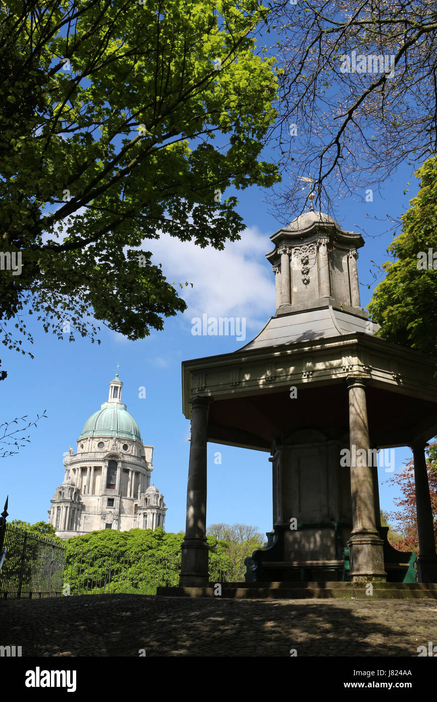 Vista della Ashton Memorial nel Parco di Williamson in Lancaster, Lancashire, Inghilterra, con un'altra struttura più piccola nel parco in primo piano. Foto Stock