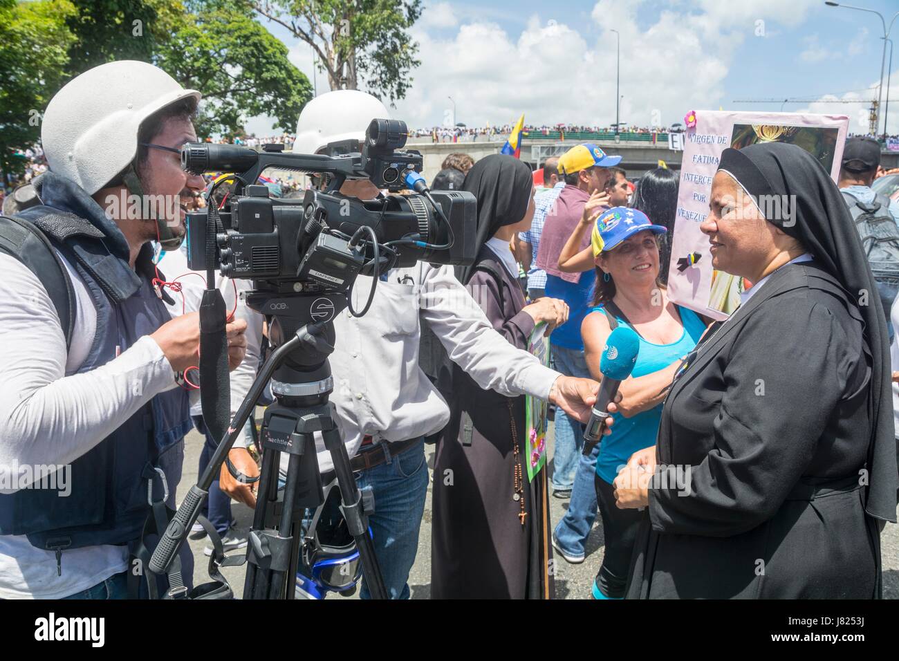 Una suora racconta la stampa internazionale circa la situazione attuale in Venezuela. I venezuelani contrari al governo si sono riuniti sabato, 20 maggio 2017 Foto Stock