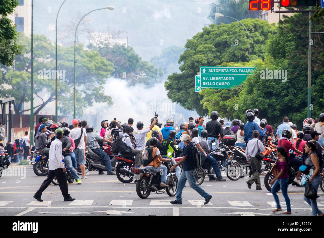 I dimostranti sono concentrati nella avenida Francisco de Miranda in Altamira, della repressione della polizia e della guardia nazionale. Nuove dimostrazioni su Foto Stock