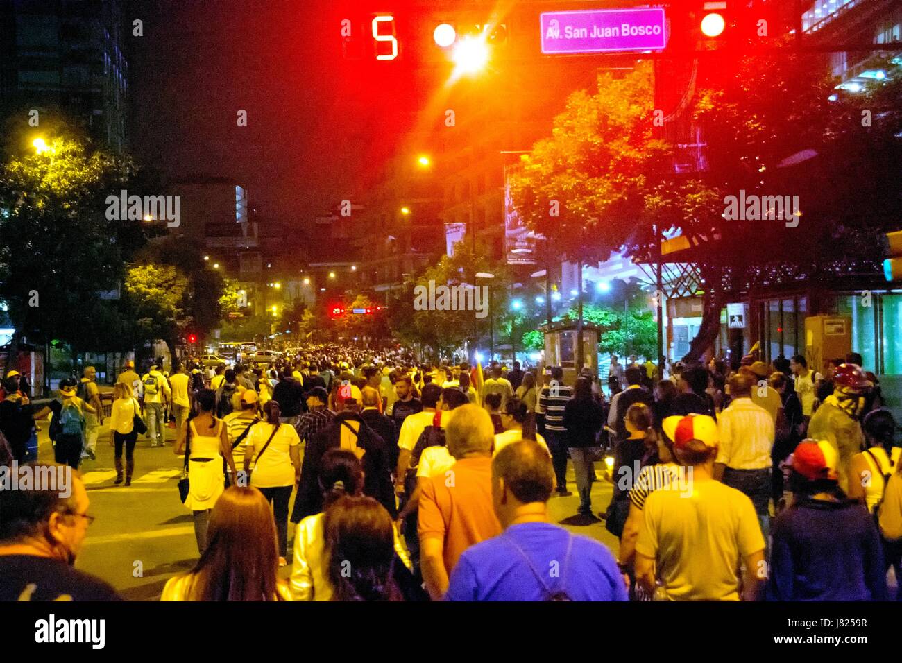 Migliaia di manifestanti a piedi su Francisco de Miranda Avenue, nel marzo di luci. Migliaia di oppositori del governo venezuelano, Nicolas M Foto Stock