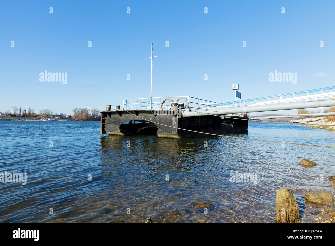 Immagine di un dock dal fiume Danubio a Esztergom in Ungheria Foto Stock