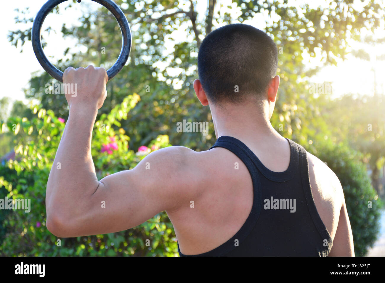 L'uomo esercizio nel parco pubblico per la salute, slim costruire il muscolo Foto Stock