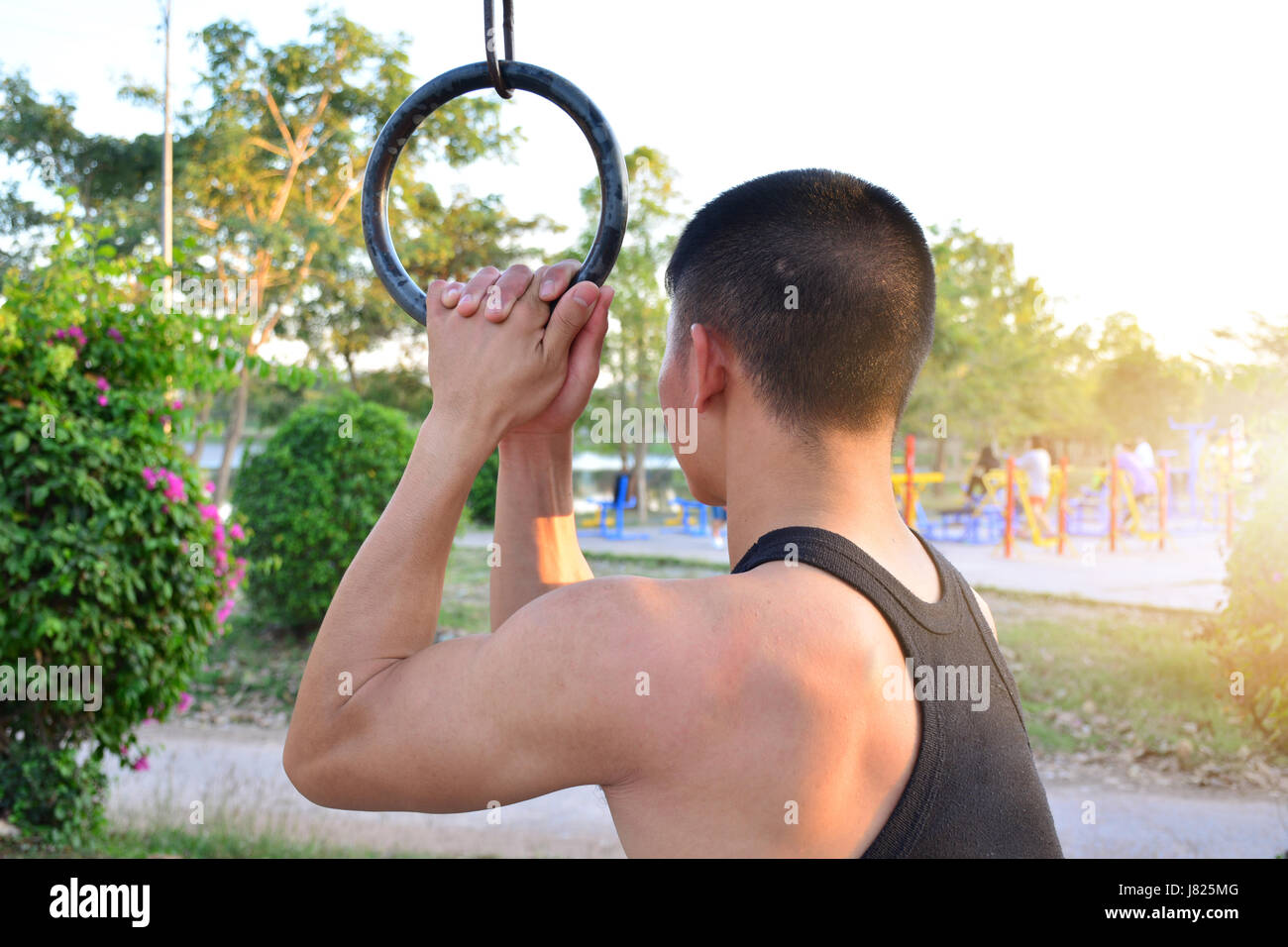 L'uomo esercizio nel parco pubblico per la salute, slim costruire il muscolo Foto Stock