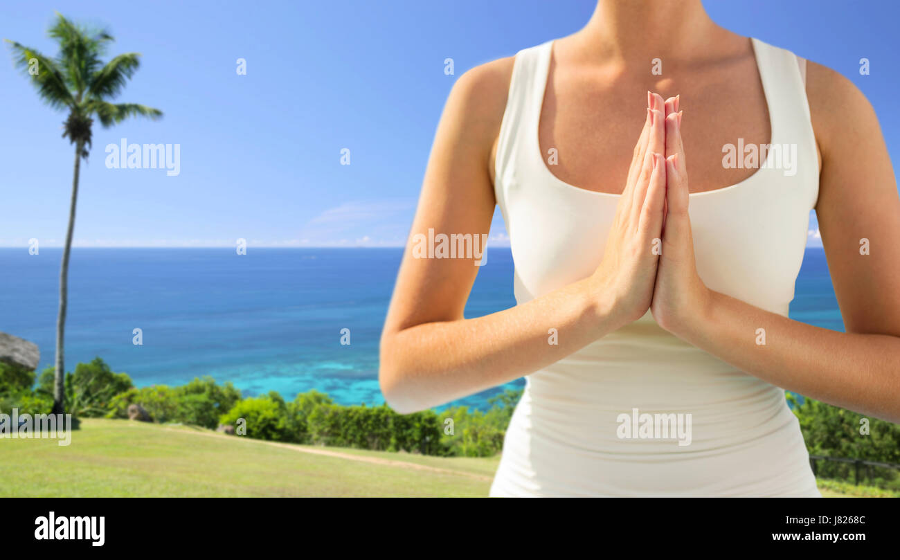 Close up della donna a praticare lo yoga all'aperto Foto Stock