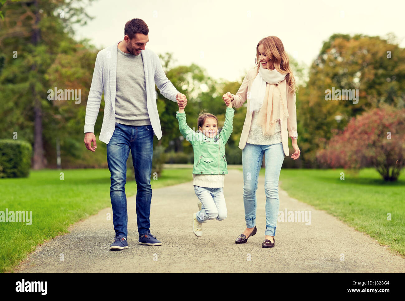 La famiglia felice passeggiate in estate e il parco di divertimento Foto Stock